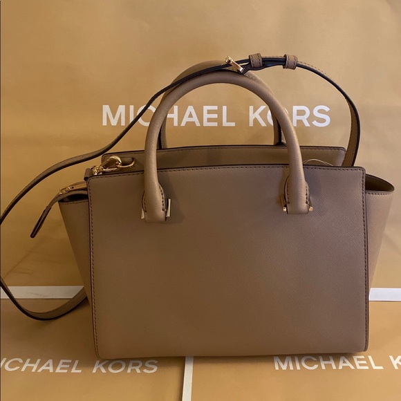 selling my mk bag - Picture 2 of 2